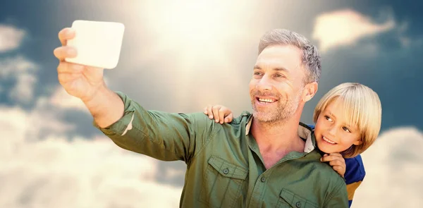 Padre tomando selfie con hijo — Foto de Stock