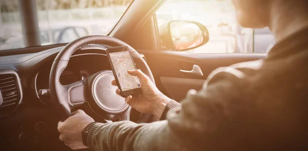 Hombre mirando GPS en su teléfono — Foto de Stock