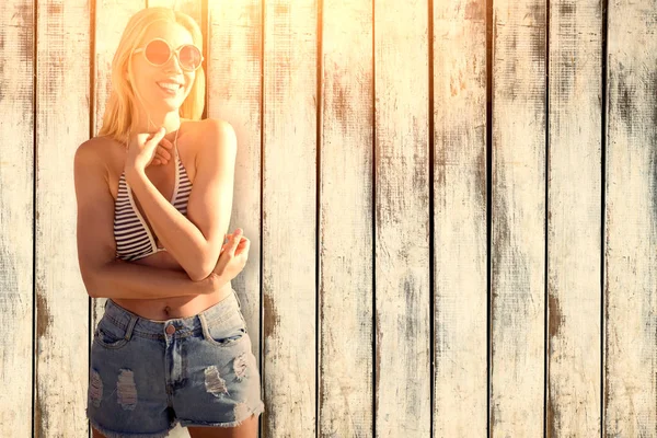 Bikinili gülümseyen kız. 