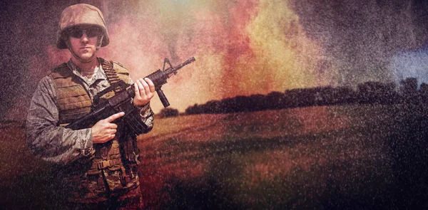 Soldat militaire armé d'un fusil — Photo