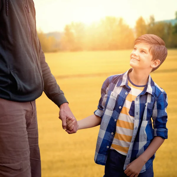 Vater hält Hand des Sohnes — Stockfoto