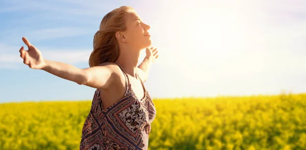 Frau hebt die Arme — Stockfoto