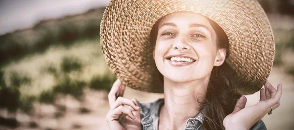 Porträt einer Frau mit Sonnenhut — Stockfoto