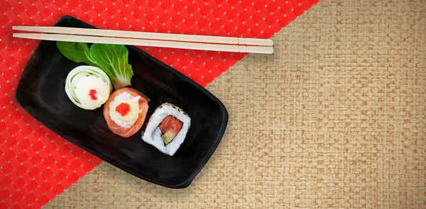 Frisches Sushi auf dem Teller — Stockfoto
