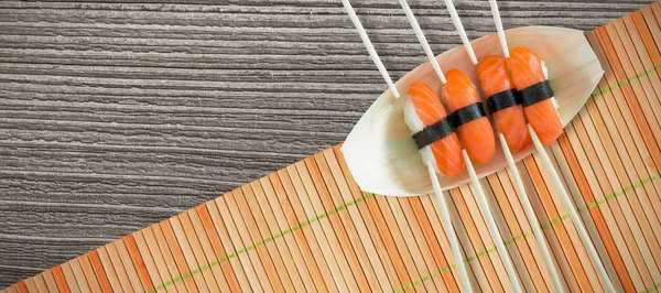 用筷子在板上的三文鱼寿司 — 图库照片