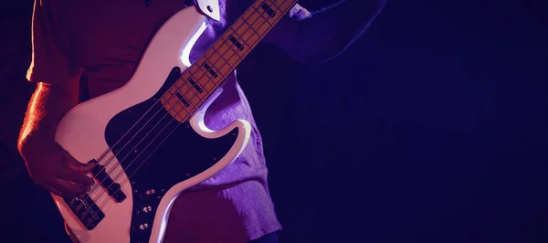 클럽에서 공연 하는 기타리스트 — 스톡 사진