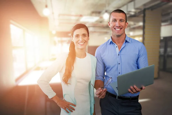 Lächelnde Menschen mit Laptop — Stockfoto