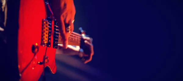 Guitarrista cortado tocando guitarra — Fotografia de Stock