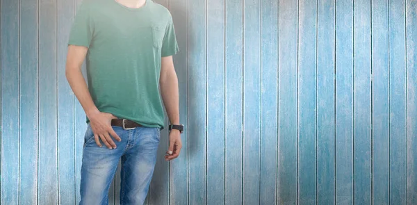 ahşap plakalar manzarasına karşı erkek modeli