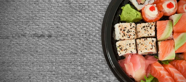 Frisches japanisches Essen im Tablett — Stockfoto