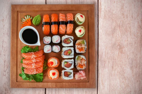 Buntes Essen gegen Holz — Stockfoto