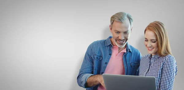 Pessoas de negócios sorrindo usando laptop — Fotografia de Stock