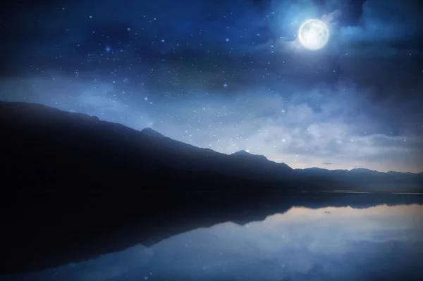 See mit Mondspiegelung auf dem Wasser — Stockfoto
