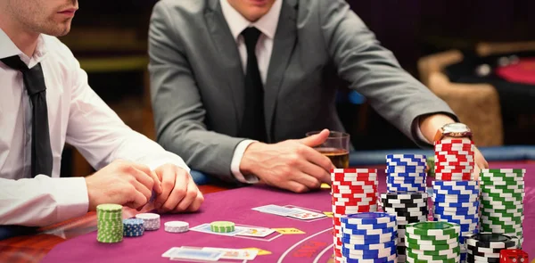 Мужчины делают ставки на игру в покер — стоковое фото