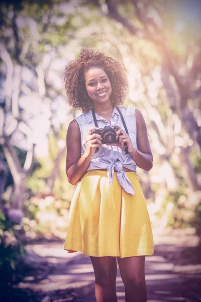 Dijital fotoğraf makinesi Park'ta tutan kadın