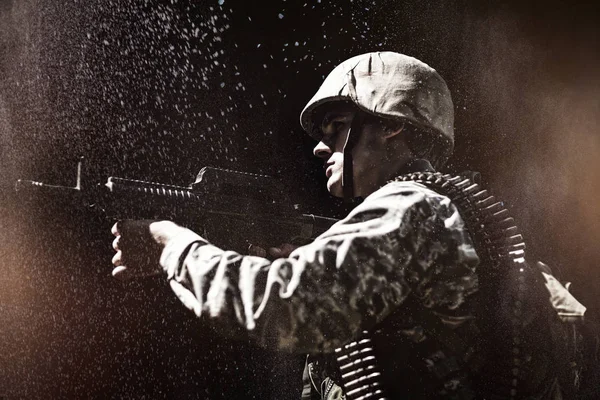 Askeri asker tüfeği ile nişan — Stok fotoğraf