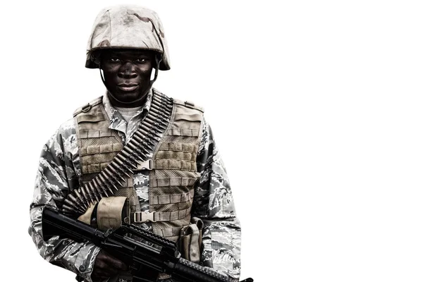 Военный, стоящий с винтовкой — стоковое фото
