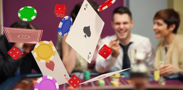 Hrací karty casino tokeny a kostky — Stock fotografie