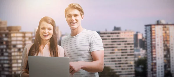 Jovem casal posando com laptop — Fotografia de Stock