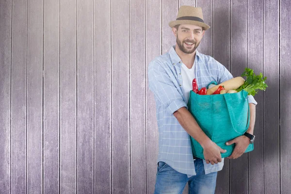 Homem segurando saco com legumes — Fotografia de Stock