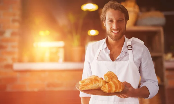 Kellner hält Croissants auf Tablett — Stockfoto