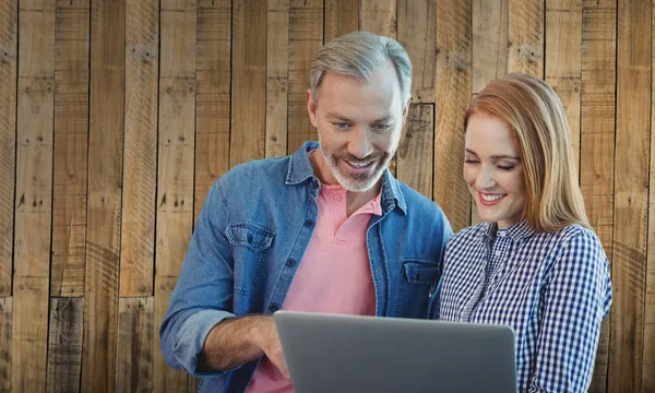 Pessoas de negócios sorrindo usando laptop — Fotografia de Stock