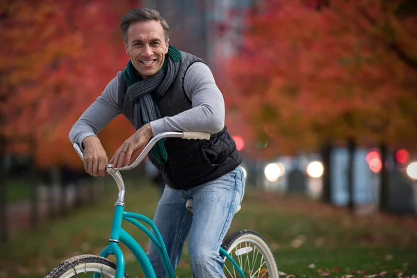 yakışıklı adam Bisiklete binmek