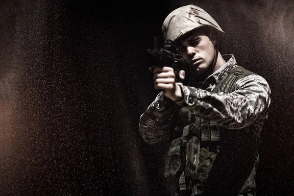 Soldado militar apontando com rifle — Fotografia de Stock