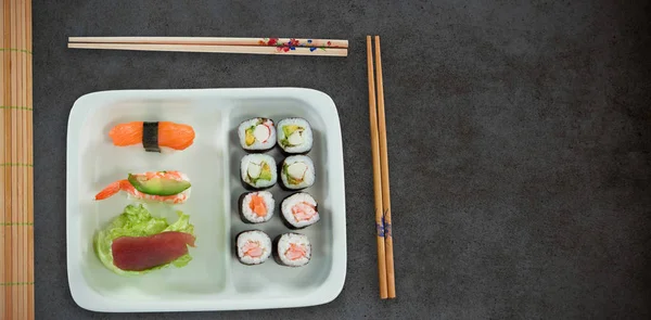 Comida japonesa con palillos —  Fotos de Stock