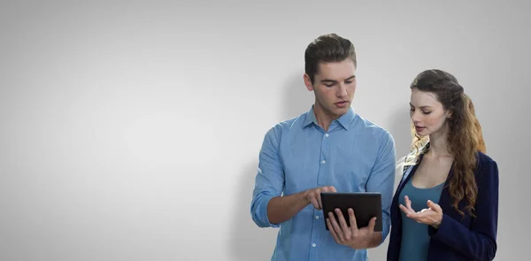 Gente de negocios usando tableta digital — Foto de Stock