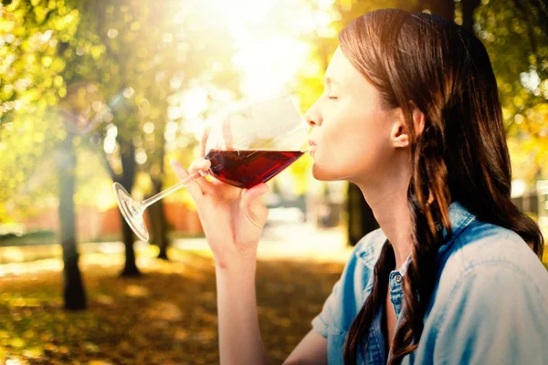 Frau trinkt Rotwein — Stockfoto