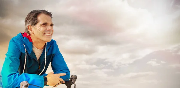 Uomo anziano con bici — Foto Stock