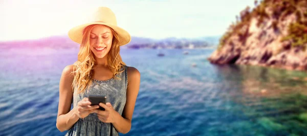 Mujer usando teléfono móvil — Foto de Stock