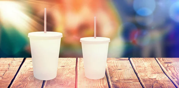 ahşap masa üzerinde beyaz bardak