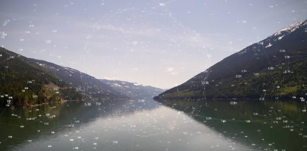 Estrelas contra montanhas que refletem no rio — Fotografia de Stock