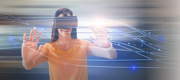 Mujer usando gafas de realidad virtual — Foto de Stock