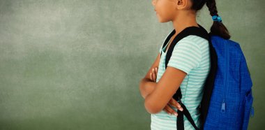 Tebeşir tahta karşı genç kız kollarını ile geçti