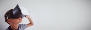 Sanal gerçeklik kulaklık kullanarak öğrenci