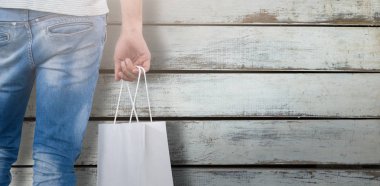 Alışveriş çantası taşıyan adam.