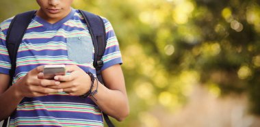 Cep telefonuyla kampüsünde öğrenci