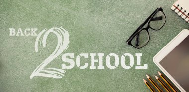 Beyaz arka plan üzerinde okul metne geri birçok parçalardan oluşan imge