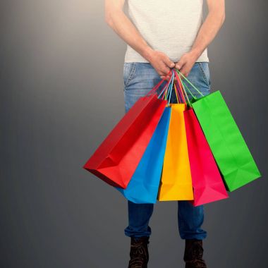 renkli alışveriş çantaları taşırken adam