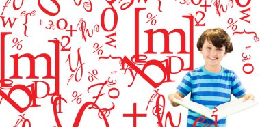 Çocuk holding kitap mektup karşı