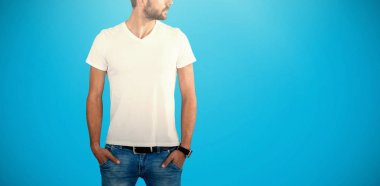 Elleri ceplerinde olan erkek modeli 