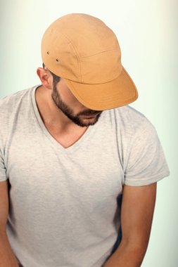 Yakışıklı adam şapka giyiyor 