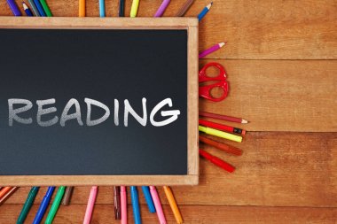 Beyaz arka plan metin okuma birçok parçalardan oluşan imge