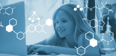 evde yatakta dizüstü bilgisayar kullanan kız 