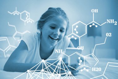 yatağa akıllı telefon kullanan kız