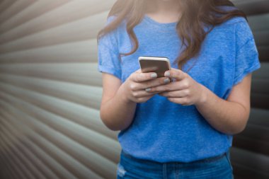 Panjurlar karşı akıllı telefon kullanan kadın