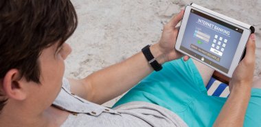Kumsalda tablet kullanan adam  